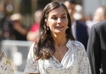 Queen Letaizia inaugura la temporada de sandalias en la feria del libro: el cómodo talón y con un vestido de Hugo Boss